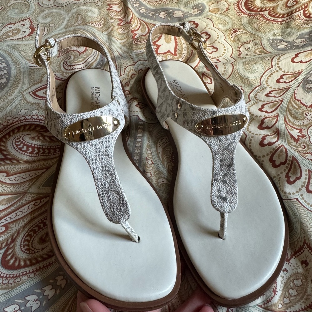 🌟 Used in GREAT CONDITION Michael Kors White Monogram Thong Sandals🌟